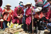 Fiesta de la Pachamama ( Madre Tierra). Norte de Argentina, Bolivia y Ecuador . 